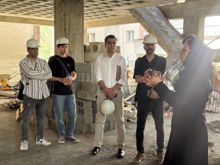 کاربینی دانشجویان رشته معماری داخلی از ساختمان در حال احداث